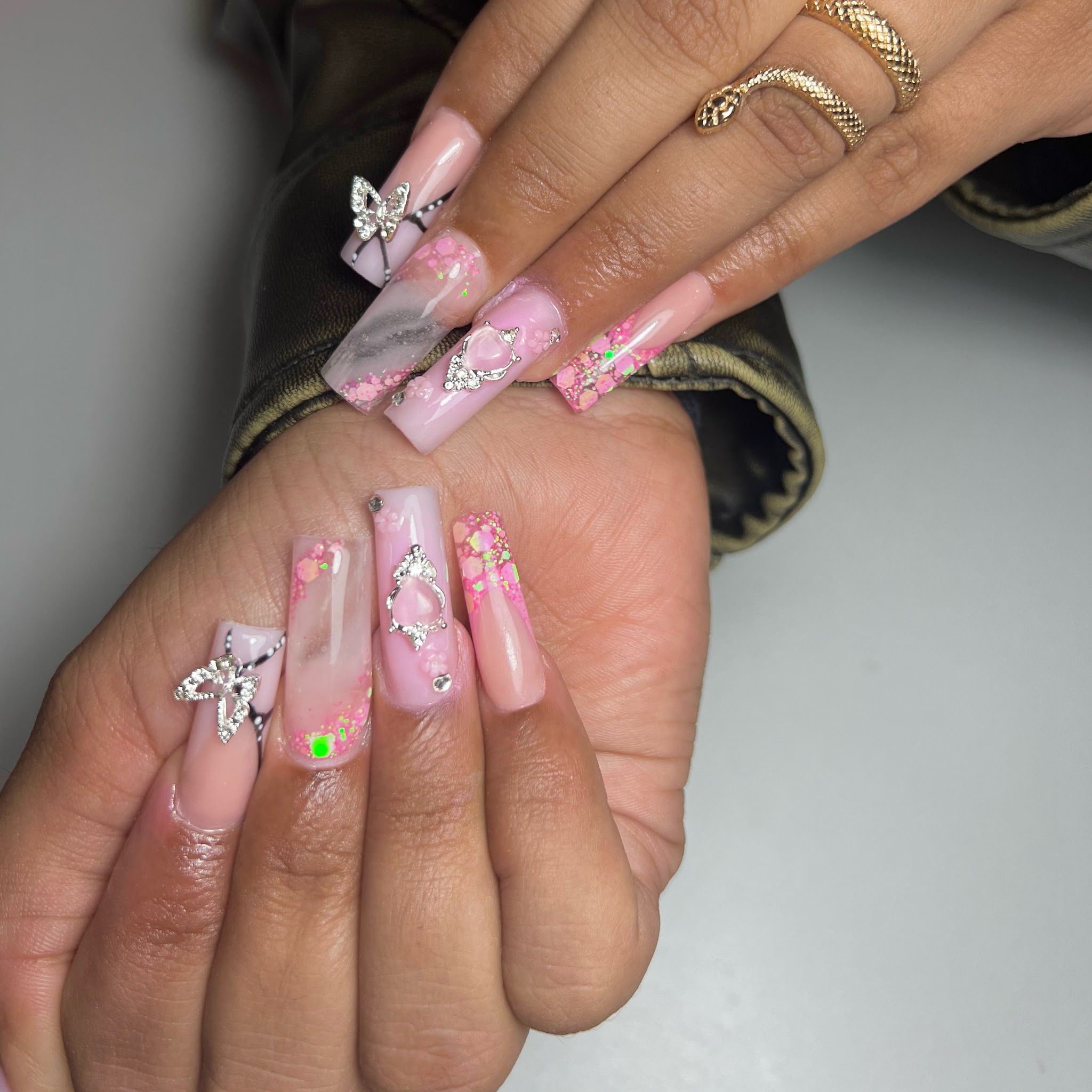 Lichtroze lange square nagels met strass vlinders, gezet bij Lisa's Beauty Palace