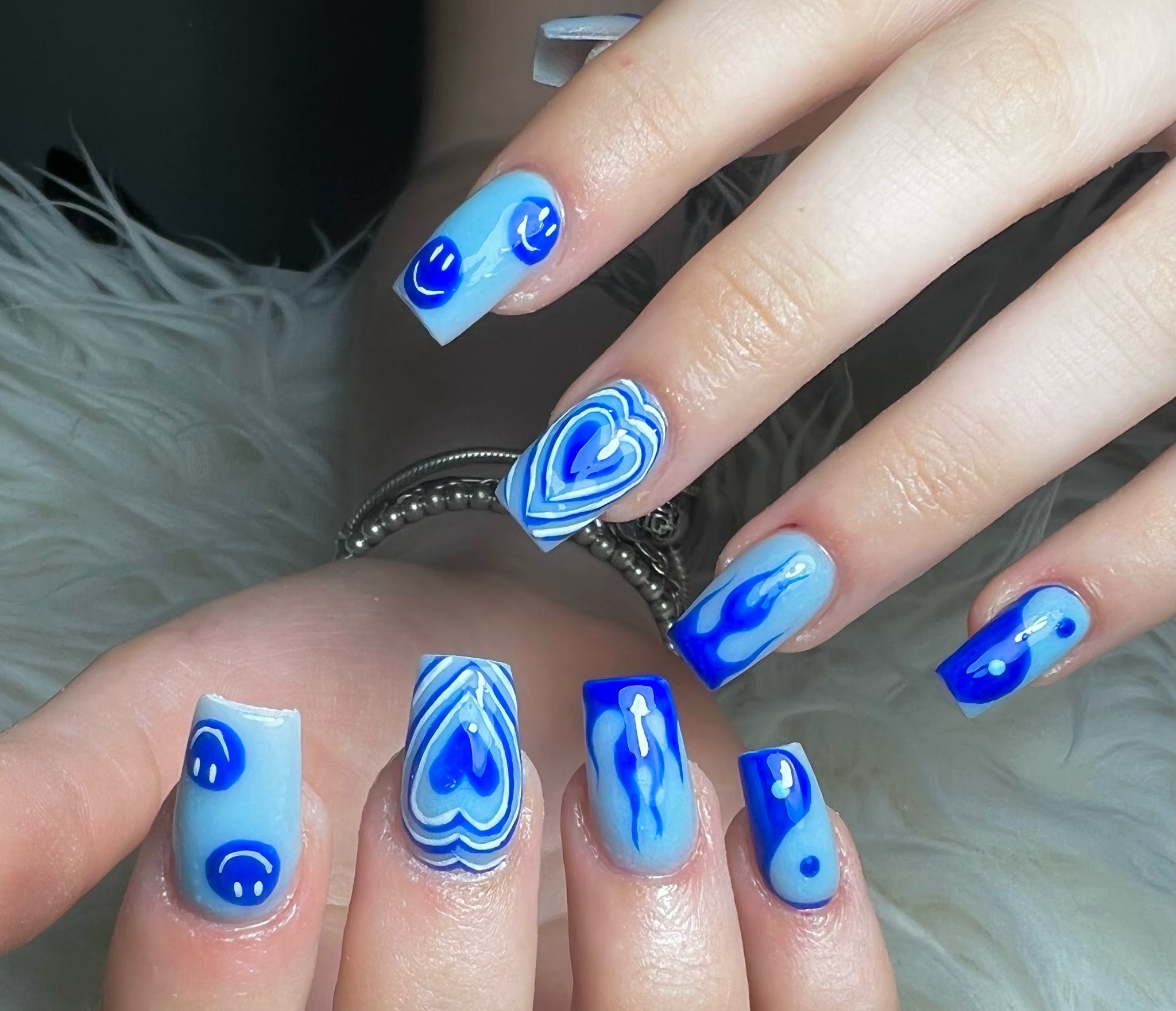Blauwe nagels met smileys, hartjes en vlammen